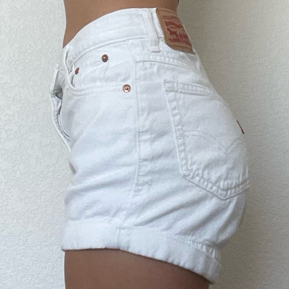 White Levi’s A-Line Mom Jean Shorts - Picture 6 of 6
